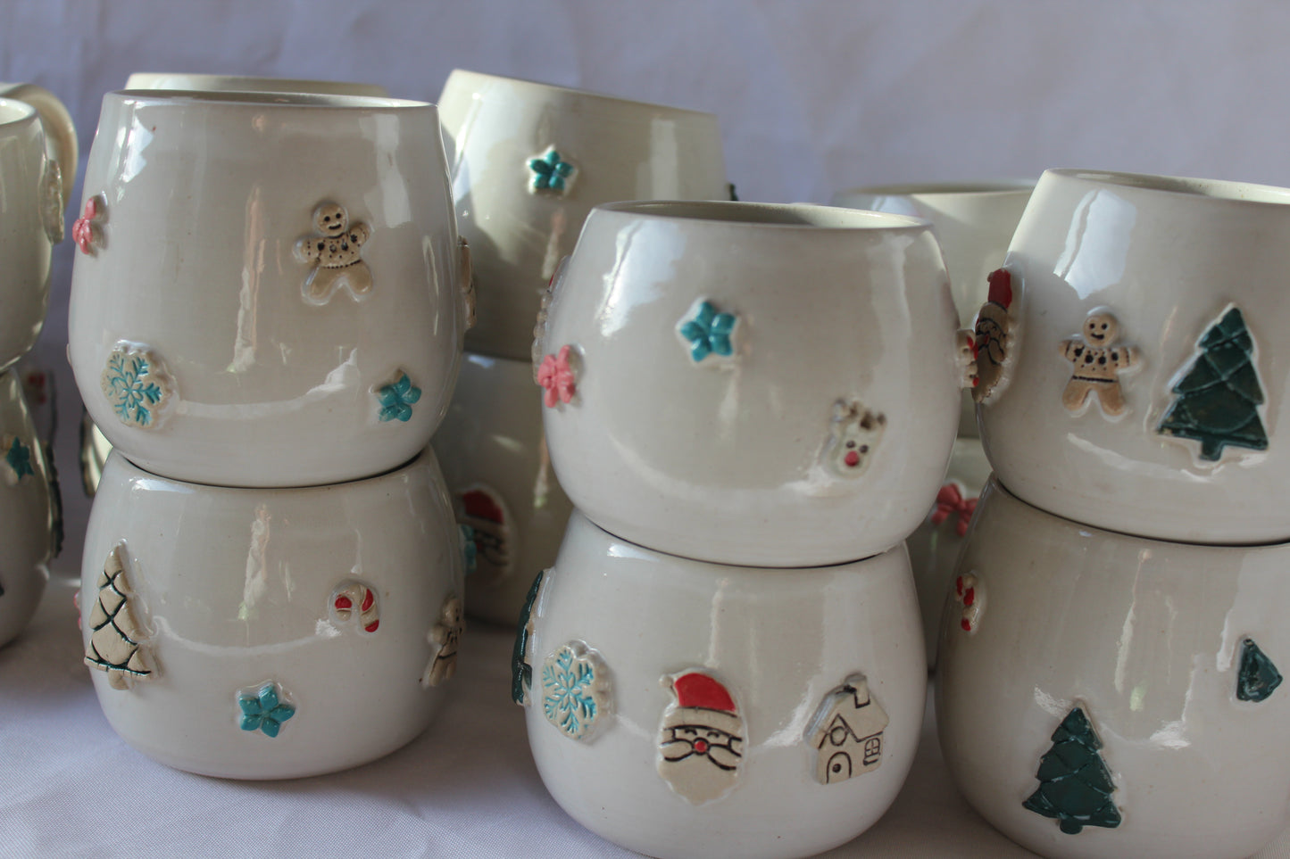 Weihnachtstasse mit Applikation am Henkel